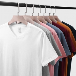 Мужская футболка с V-обра..