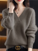 Женский пуловер с V-образ..