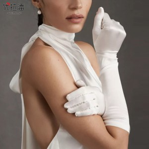 Элегантные белые перчатки..