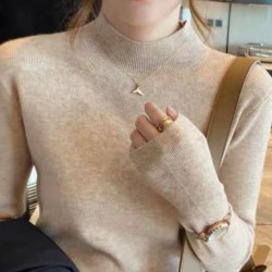 Элегантный женский свитер..