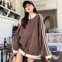 Женский свитер в ярком ди..