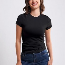 Короткая женская футболка..