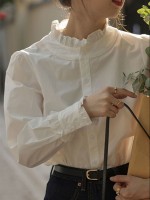 Белая блузка с кружевным ..