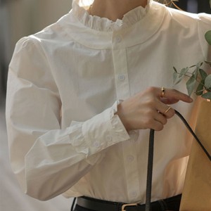 Белая блузка с кружевным ..
